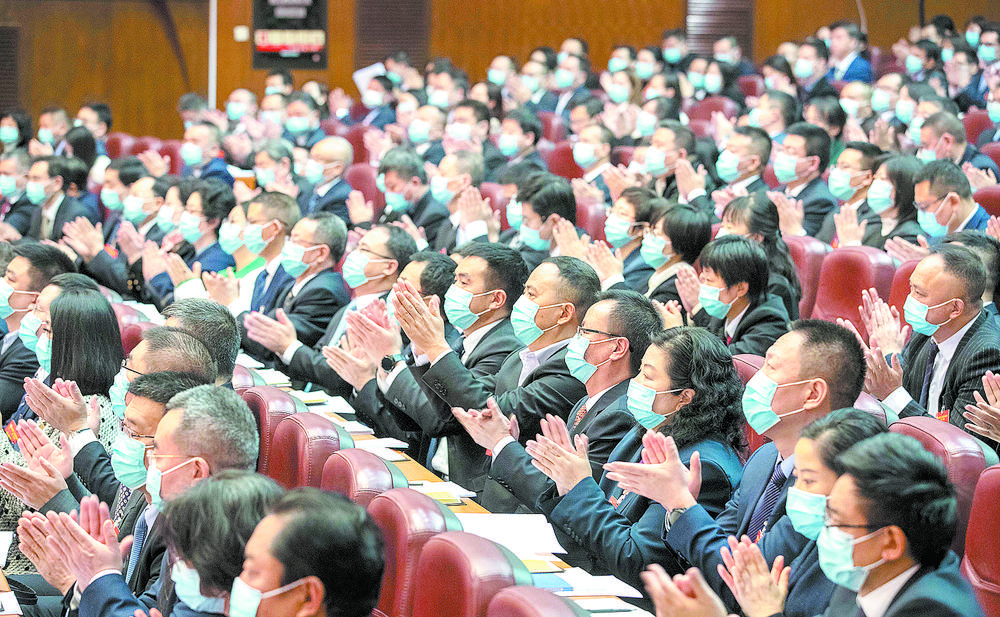 会场内，不时响起热烈掌声