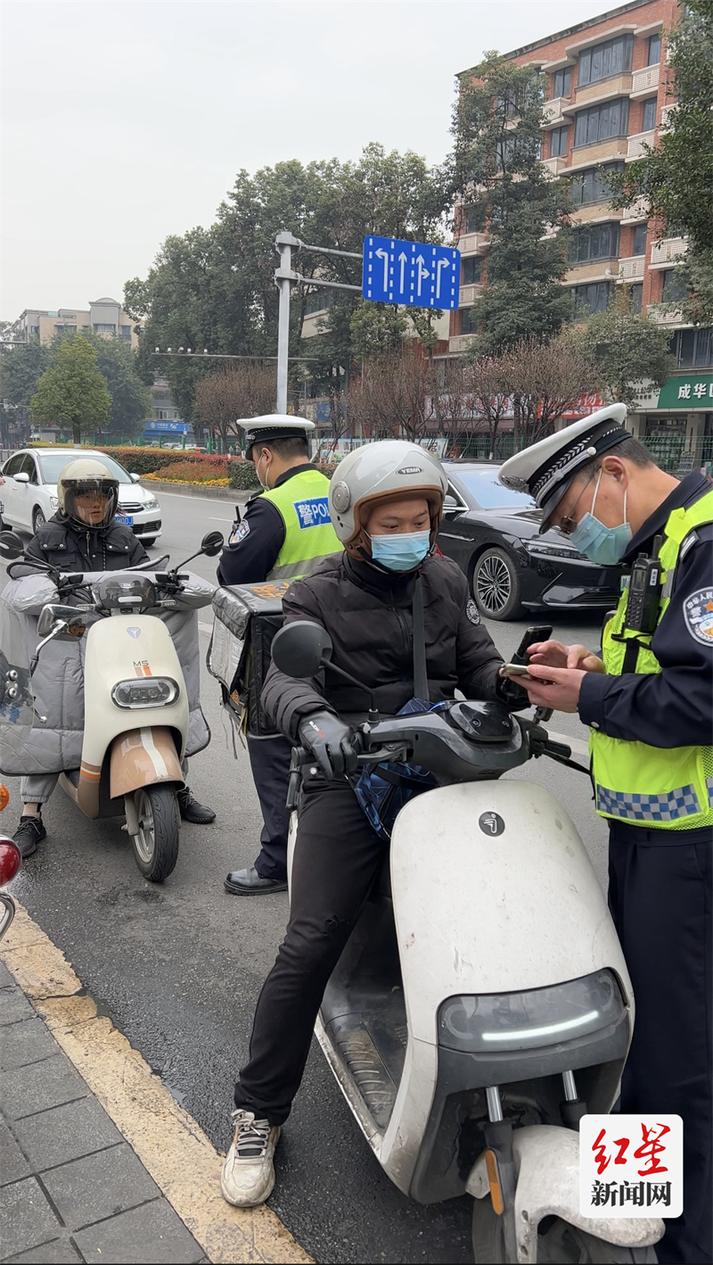 猛追湾街：市民驾驶非机动闯红灯