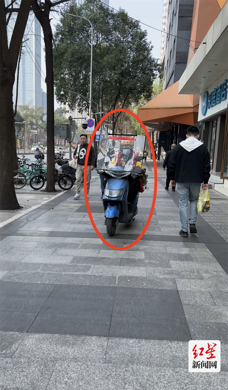 蜀都大道大慈寺路：非机动车侵入人行道