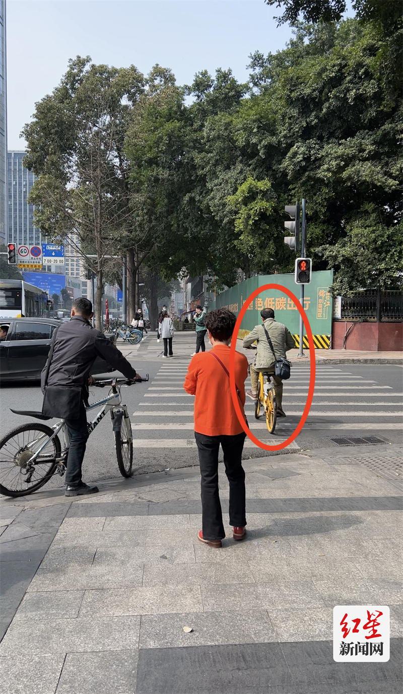 蜀都大道与书院街交叉路口：市民骑自行车闯红灯