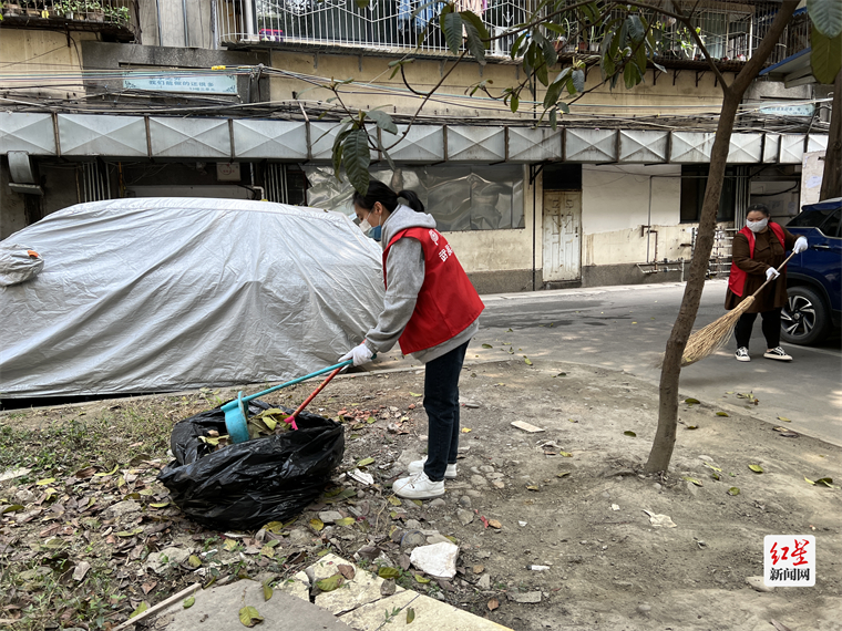 竹园社区志愿者正清理院落里的落叶