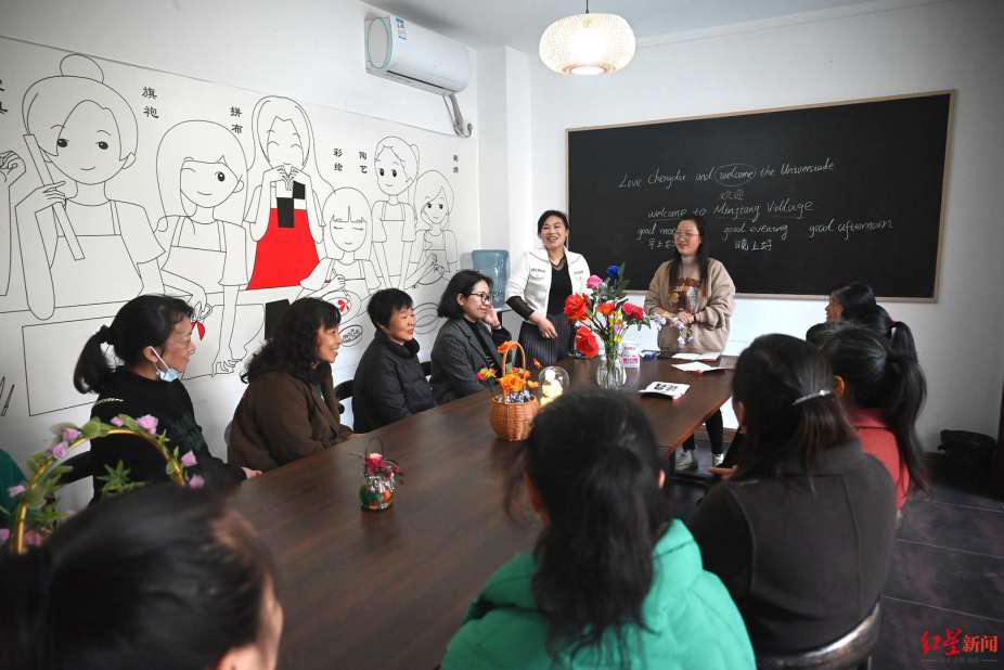 ▲成都温江区寿安镇岷江村村民正在集中学习简单的英语日常用语