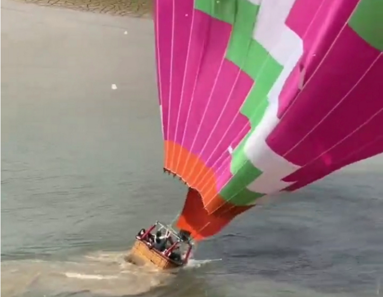 突发！贵州一景区载有7人的热气球从高空坠入水库，最新情况→