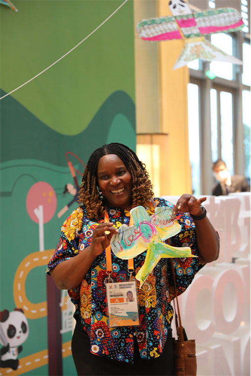▲国际大体联副主席、非洲大体联秘书长、乌干达大体协主席裴妮娜·卡本哲创作的风筝画