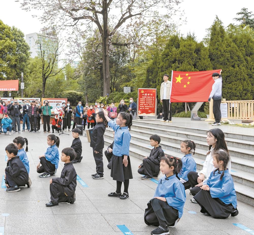 成都东城根街小学的学生在十二桥烈士墓前朗诵纪念革命先烈的诗篇