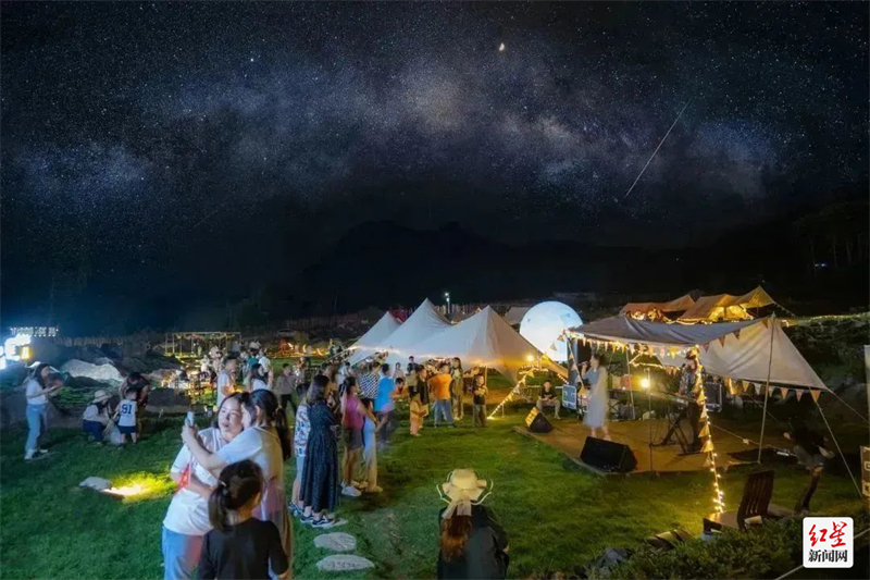 ▲石海天坑帐篷露营地夜景 图据：兴文文旅