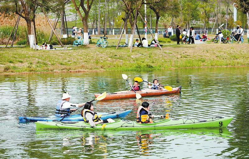市民们在成都江家艺苑划皮艇。