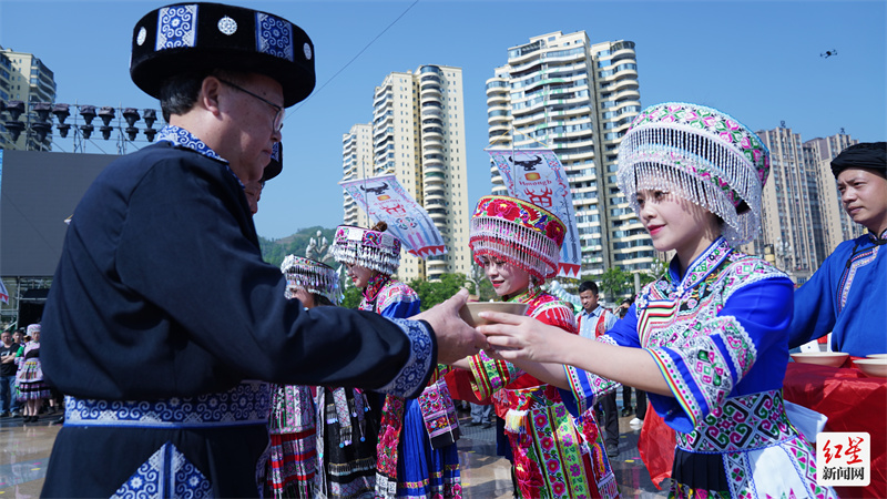 兴文苗族花山节祭花杆仪式。摄影：向阳