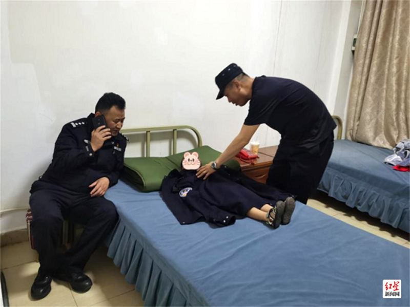 民警正在细心照顾男孩。新津公安供图