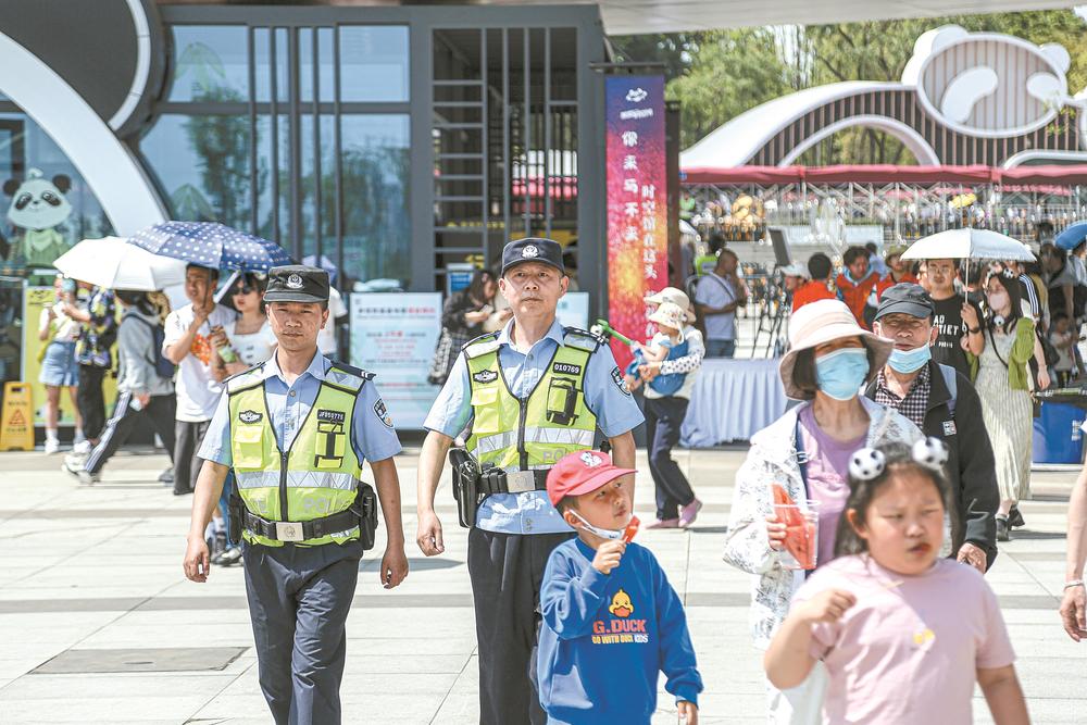 ▲民警在成都大熊猫繁育研究基地巡逻 图据成都日报