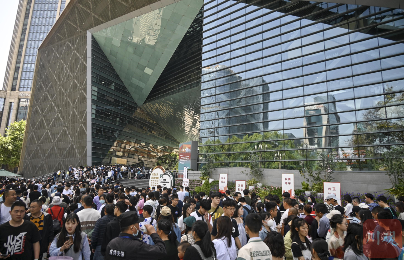 游客有序排队进入成都博物馆 图据川观新闻