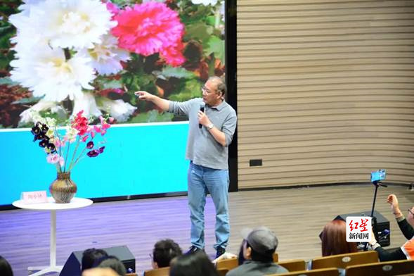 鲜花山谷谷主周小林分享新书《中国蜀葵：走向世界的丝路之花》