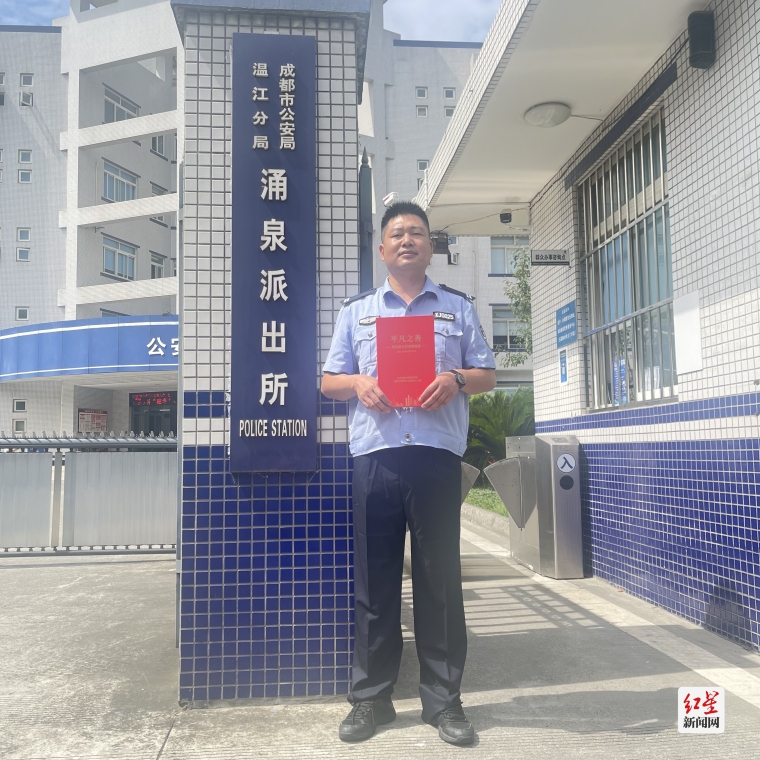 ▲程铁军收到“平凡之善”卡