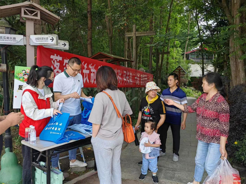 落实河长制 春灌正当时——温江区开展河长制进乡村宣传活动