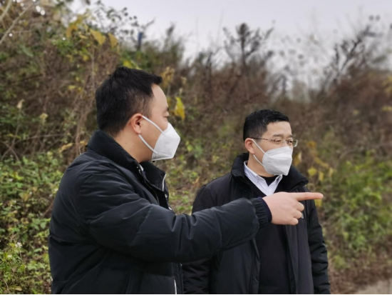 雷文生，现任柏合街道东华村党委书记，东风渠、芦溪河、清水沟东华村段村级河长5