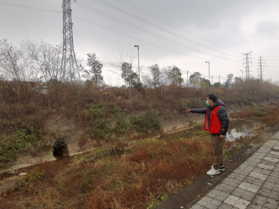 雷文生，现任柏合街道东华村党委书记，东风渠、芦溪河、清水沟东华村段村级河长6