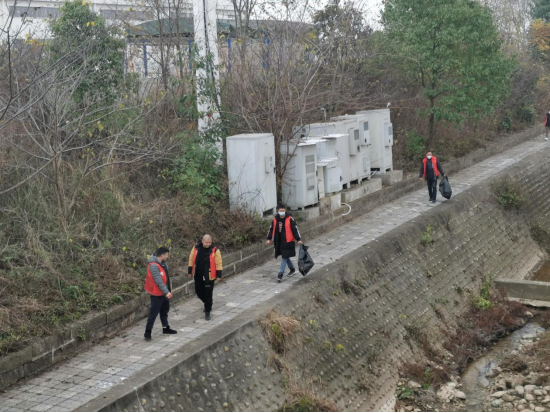 雷文生，现任柏合街道东华村党委书记，东风渠、芦溪河、清水沟东华村段村级河长3