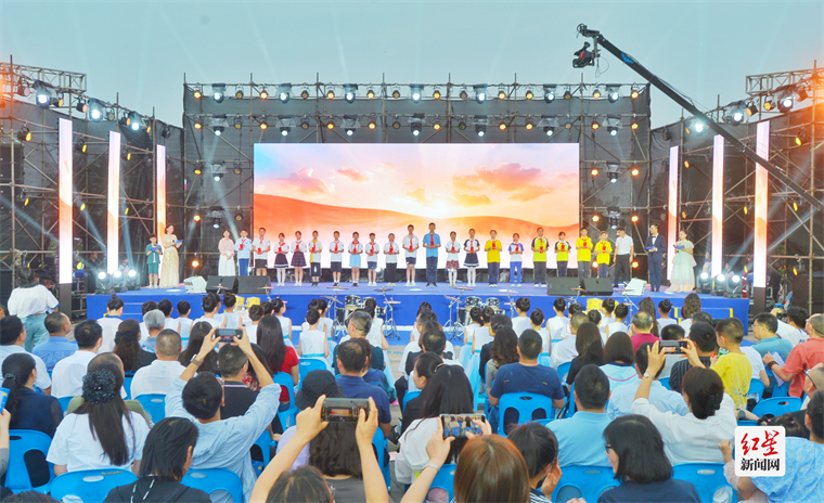 活动现场为获得2023年四川省“红领巾奖章”的19名先进少先队员颁发奖章