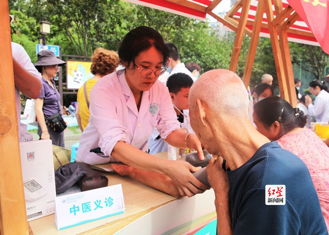 “喜迎大运·强健体魄”全民健身体育志愿服务省级示范活动在成都举行1427