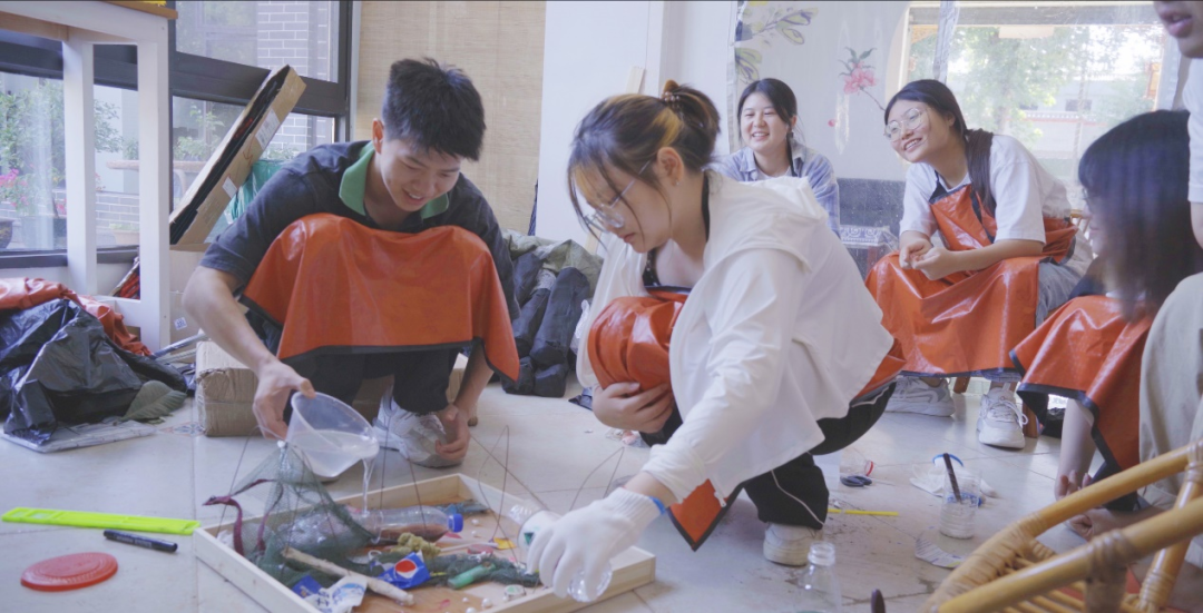实践队员利用回收的垃圾、落叶等设计制作艺术作品