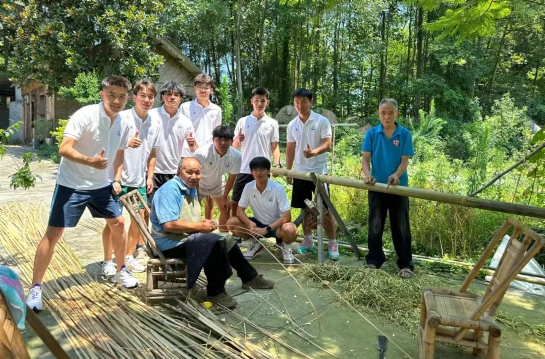 同学们拜访了村里的非遗传承人丁志云，听他讲述道明竹编的传承脉络和工艺特点，了解发展现状和未来计划，感受对技艺的坚守之心，以及对艺术与美学孜孜不倦的追求。