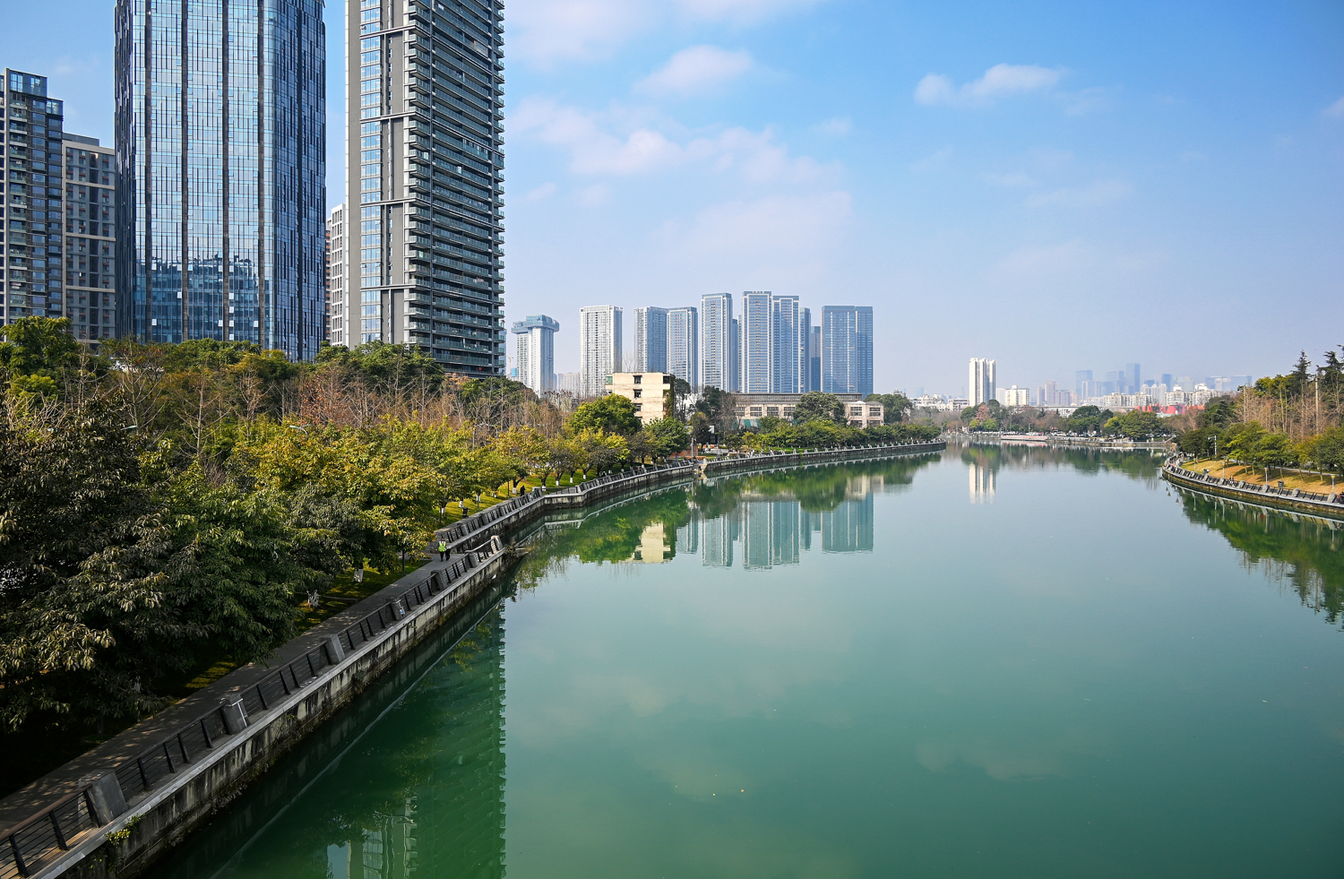 碧波荡漾的锦江已成为城市风景线