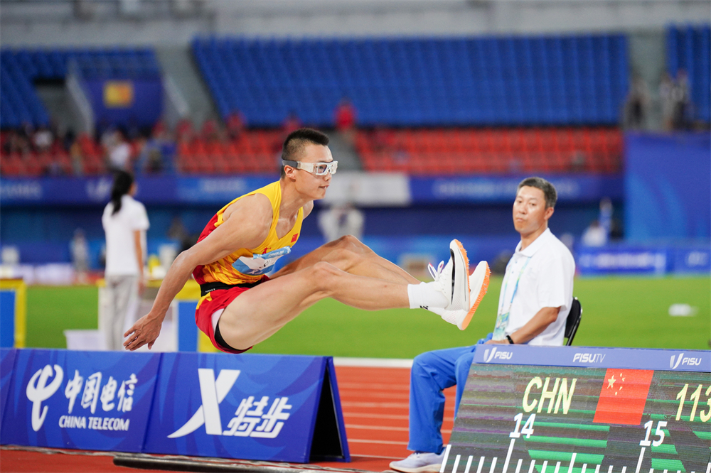 8月3日，中国选手栗文在男子三级跳比赛中。1摄影：张翔升
