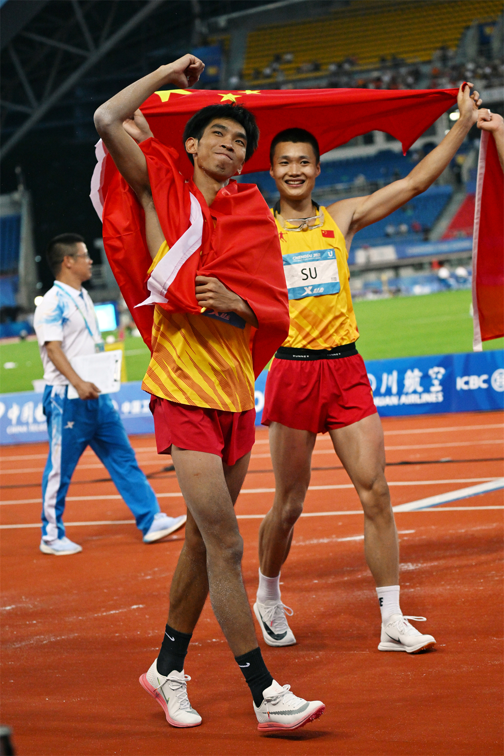 8月3日，中国选手栗文、黄华锋在男子三级跳比赛中分获金铜牌。摄影：周建勇