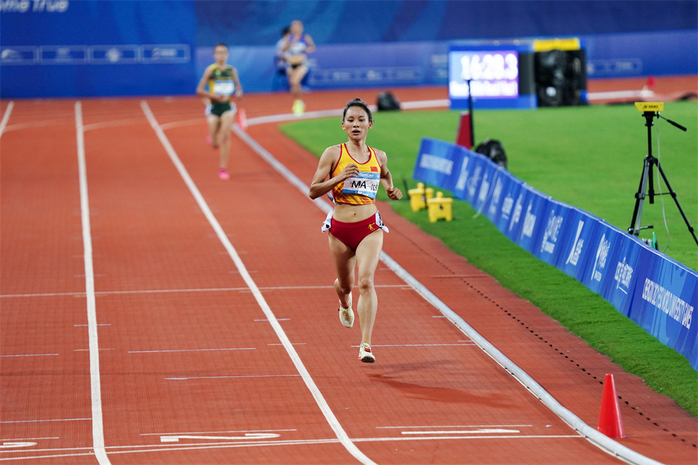 8月3日，中国运动员马秀针在女子5000米小组赛中。1_摄影：张翔升