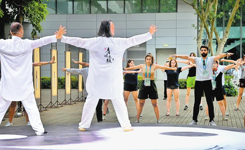 7月29日，外国运动员在大运村体验青城太极拳。