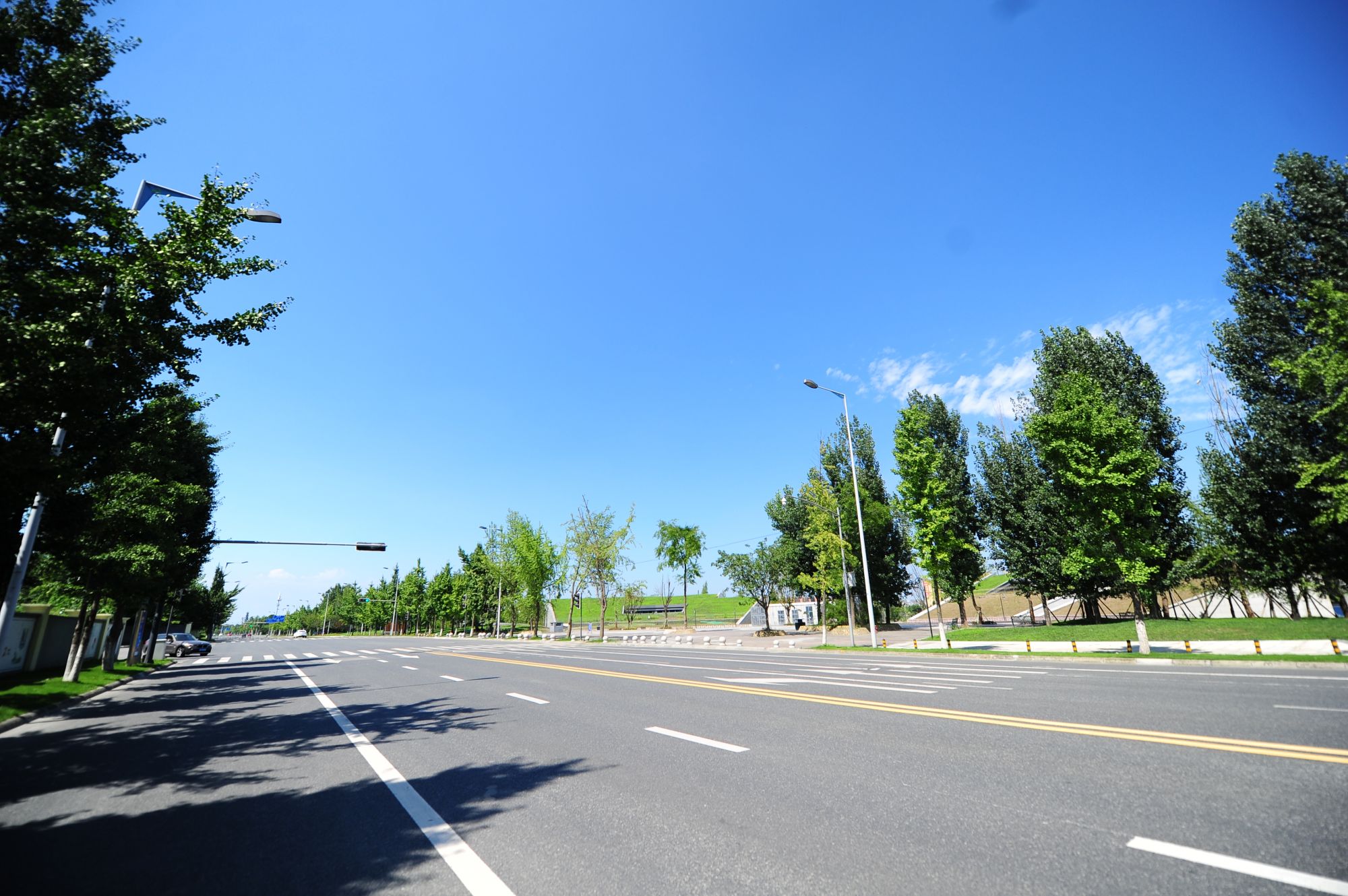 干净整洁的道路