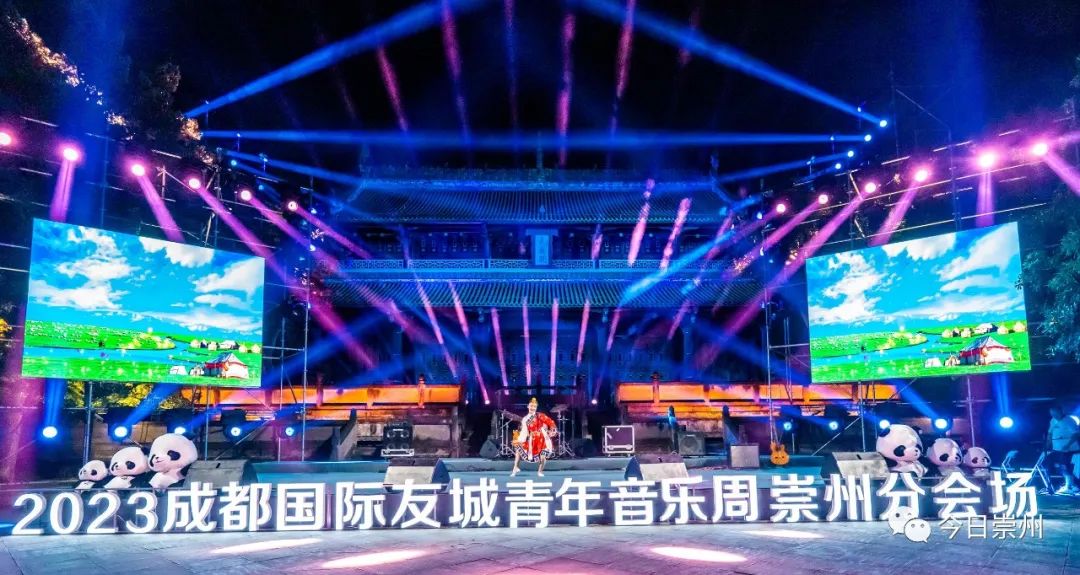 各表演艺术团将国际音乐与流行元素巧妙融合，不同文化同台交流碰撞，用歌声和旋律传递中外友谊，精彩纷呈的表演使观众朋友们热情高涨，掌声不断。