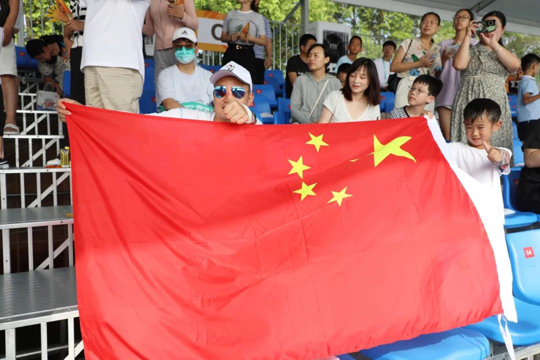 新津市民殷先生特别开心，他表示能够在“家门口”看到这样的国际赛事，感到非常开心，并为中国的运动员们加油打气！