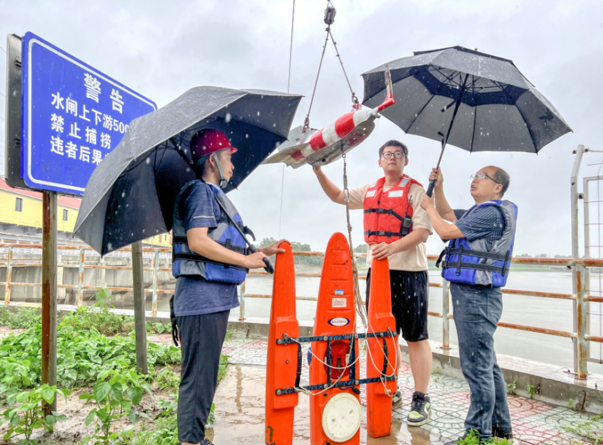 7月30日，天津黄白桥水文站工作人员冒雨做测流准备 记者 王鹏翔 摄