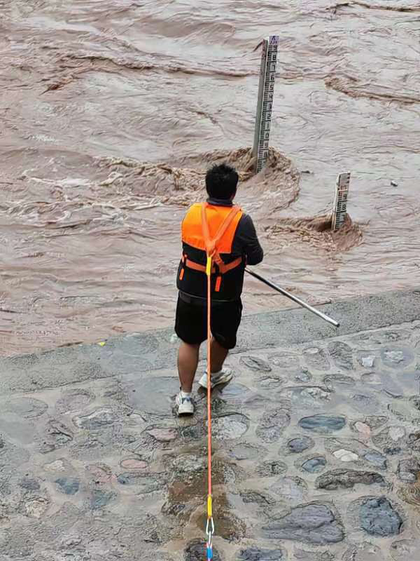 河北张家口下堡水文站人员准备进行测流工作 河北张家口水文中心供图