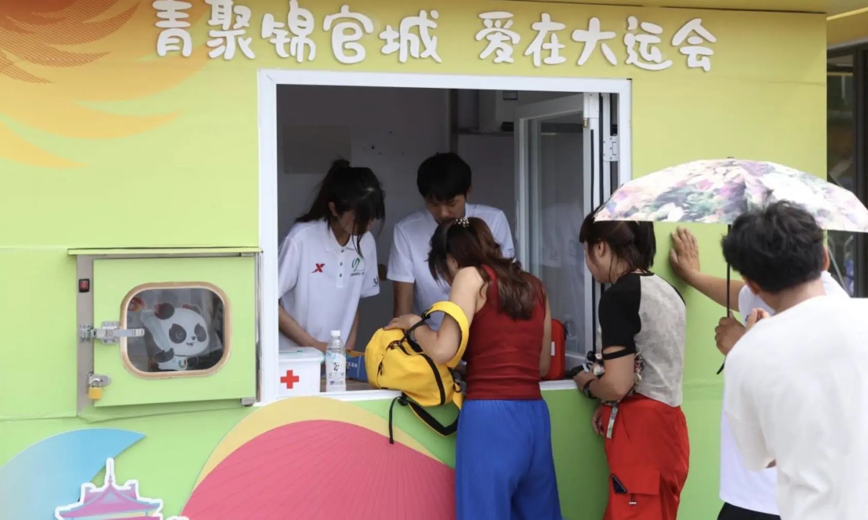 城市志愿者为游客们解答问题