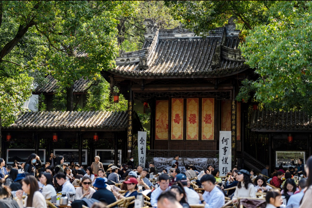 茶馆是本地居民日常休闲聚集地，也吸引着外地游客来体验成都“慢生活”