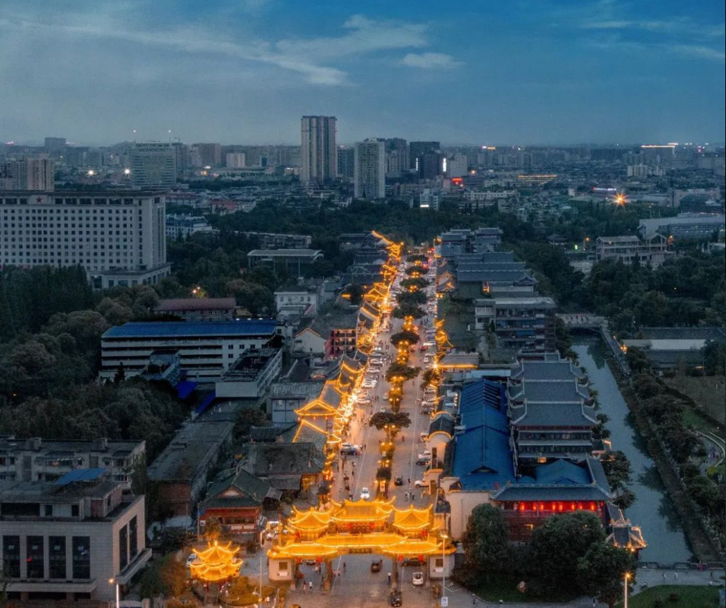 位于成都市青羊区的琴台故径，是成都最浪漫的古街之一，夜色中的琴台，霓虹灯美轮美奂、仿古建筑鳞次栉比，吸引着旅客来此寻找流传千年的浪漫诗意。（胡玲 摄）