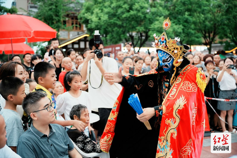 据活动主办方相关负责人介绍，崇州2023啤酒音乐嘉年华活动将持续到8月20日。期间，活动将围绕“稻田生态小龙虾市集”“精酿嗨啤嘉年华”“寻味崇州名小吃”“唐风蜀韵•非遗文化展示区”“盛夏燃情音乐趴”“趣味互动挑战”六大主题，打造一系列丰富精彩的游乐活动，将啤酒文化、音乐狂欢、潮流互动等元素融入其中，为市民献上一场“年龄层全覆盖、五感观大满足”的一场消费盛宴。