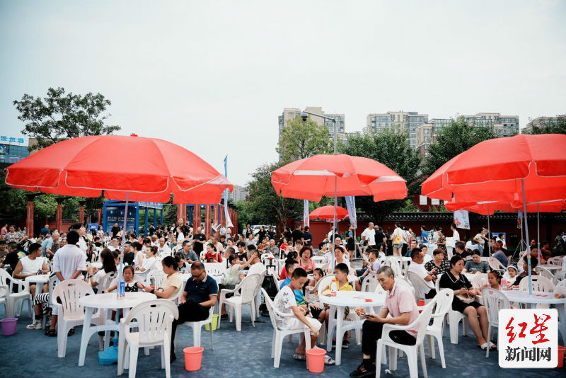 持续10天的啤酒音乐盛宴，市民和游客不仅可以感受到崇州好米酿出啤酒的醇香和独特口感，同时还可以欣赏到多场精彩的音乐演出和表演，品尝到崇州当地的特色小吃、网红美食，用最平凡的人间烟火气，开启消费者味蕾跳跃的美食之旅，享受轻松愉快的时光，体验盛夏狂欢，感受极限激情。
