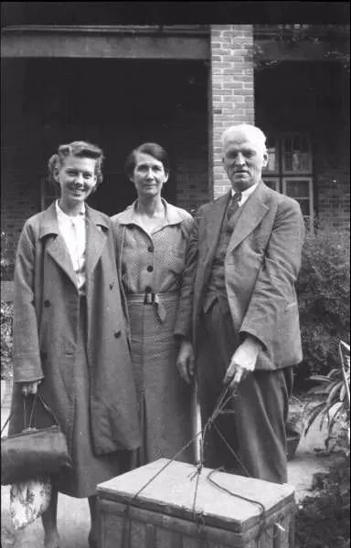▲1940年，饶和美、饶珍芳夫妇为即将赴农村进行社会调查的女儿伊莎白（左一）送行 图片来源：Michael Crook提供