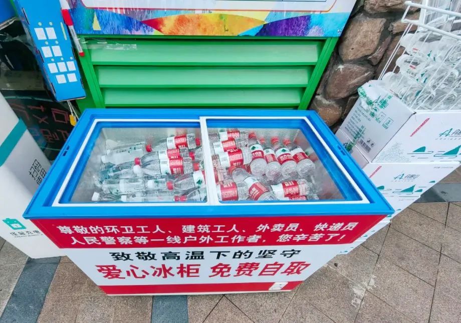 彭州街头的“爱心冰柜”