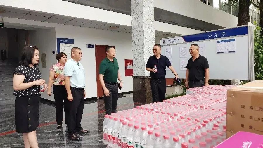 企业为“爱心冰柜”捐赠饮料