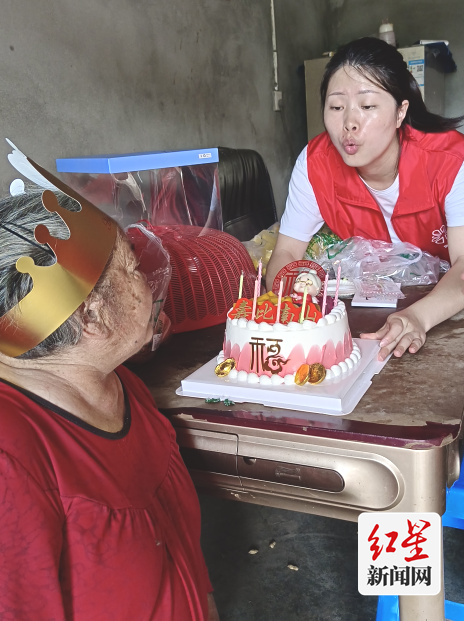 社工和志愿者们为唐婆婆庆生1