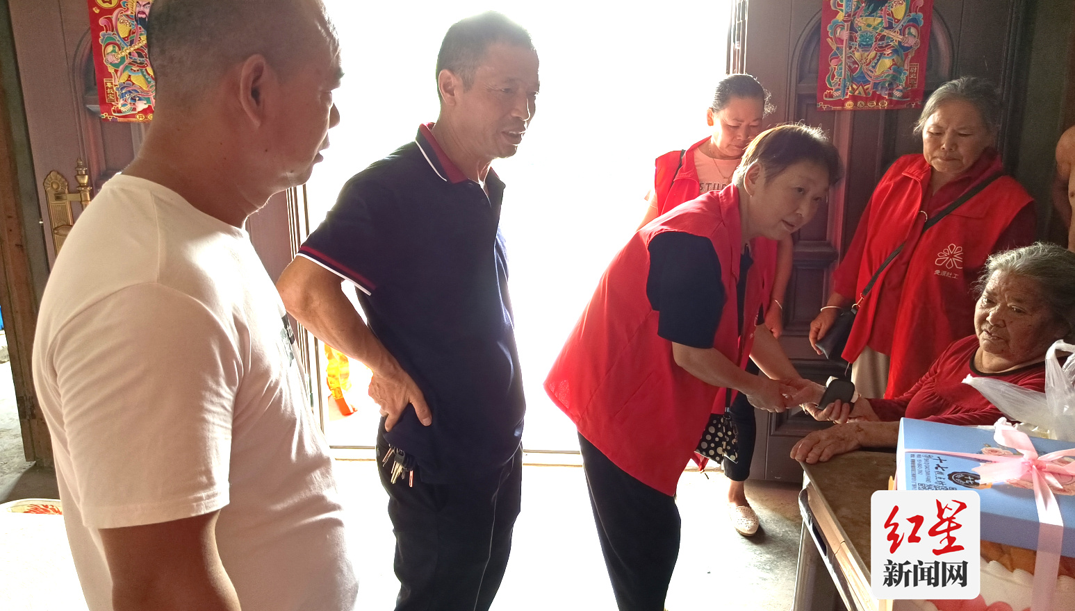 社工和志愿者们为唐婆婆庆生2