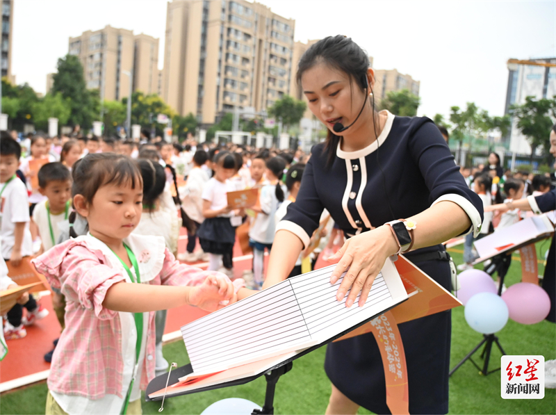 成都市龙江路小学武侯新城分校一年级的新同学们写下自己的“秘密档案”