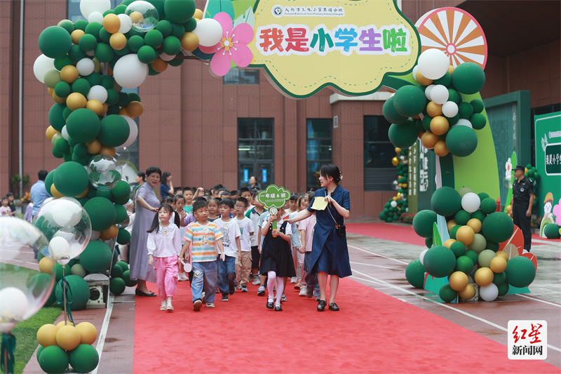 玉林小学果堰分校举行了第一次隆重而热烈的的开学典礼