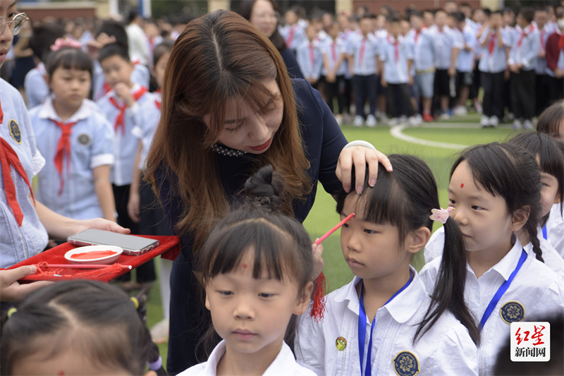 成都市龙江路小学中粮祥云分校新生“开笔礼”