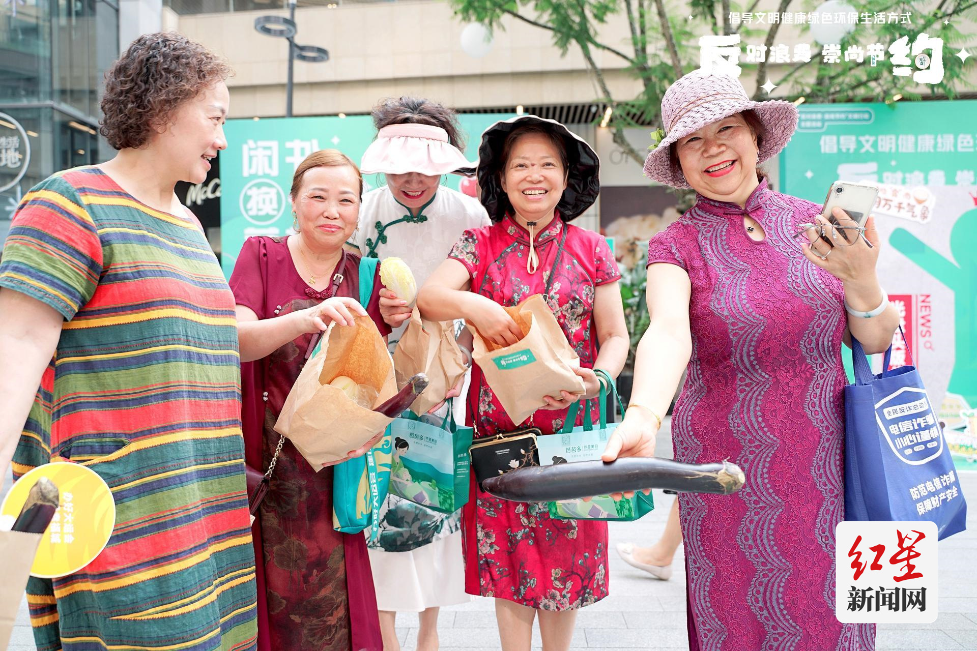 在现场以闲书换取蔬菜的市民