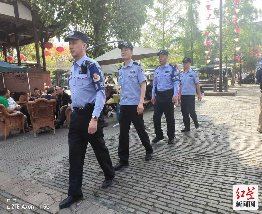 西来派出所干警在古镇街头巡逻防控